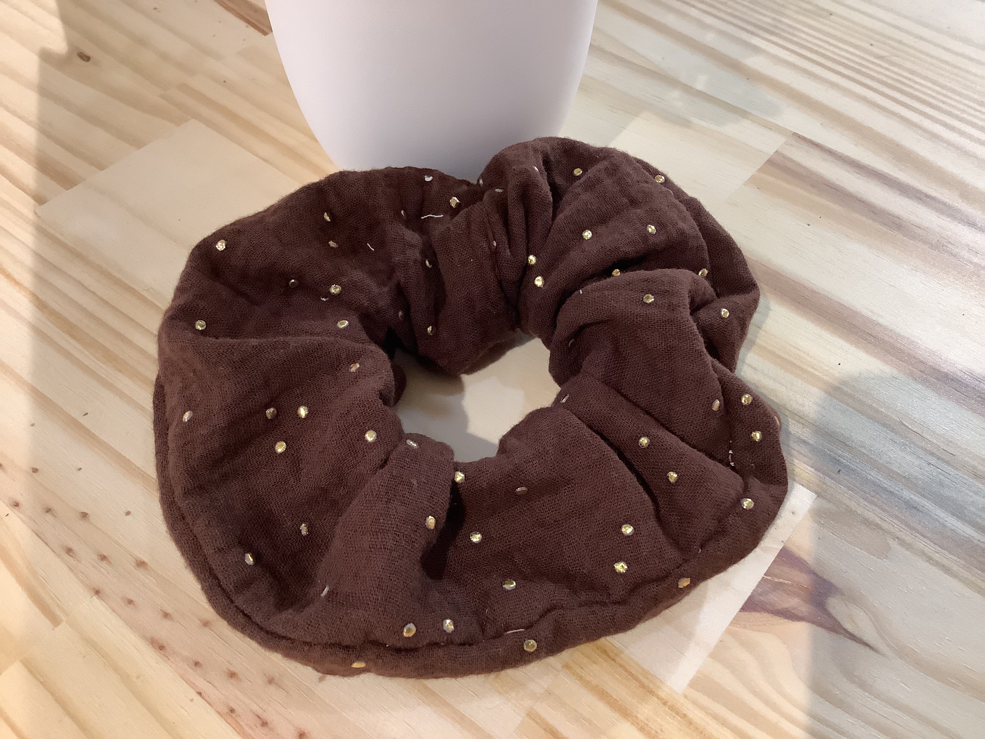 Chouchou chocolat à points doré fait main - l’atelier dyloma