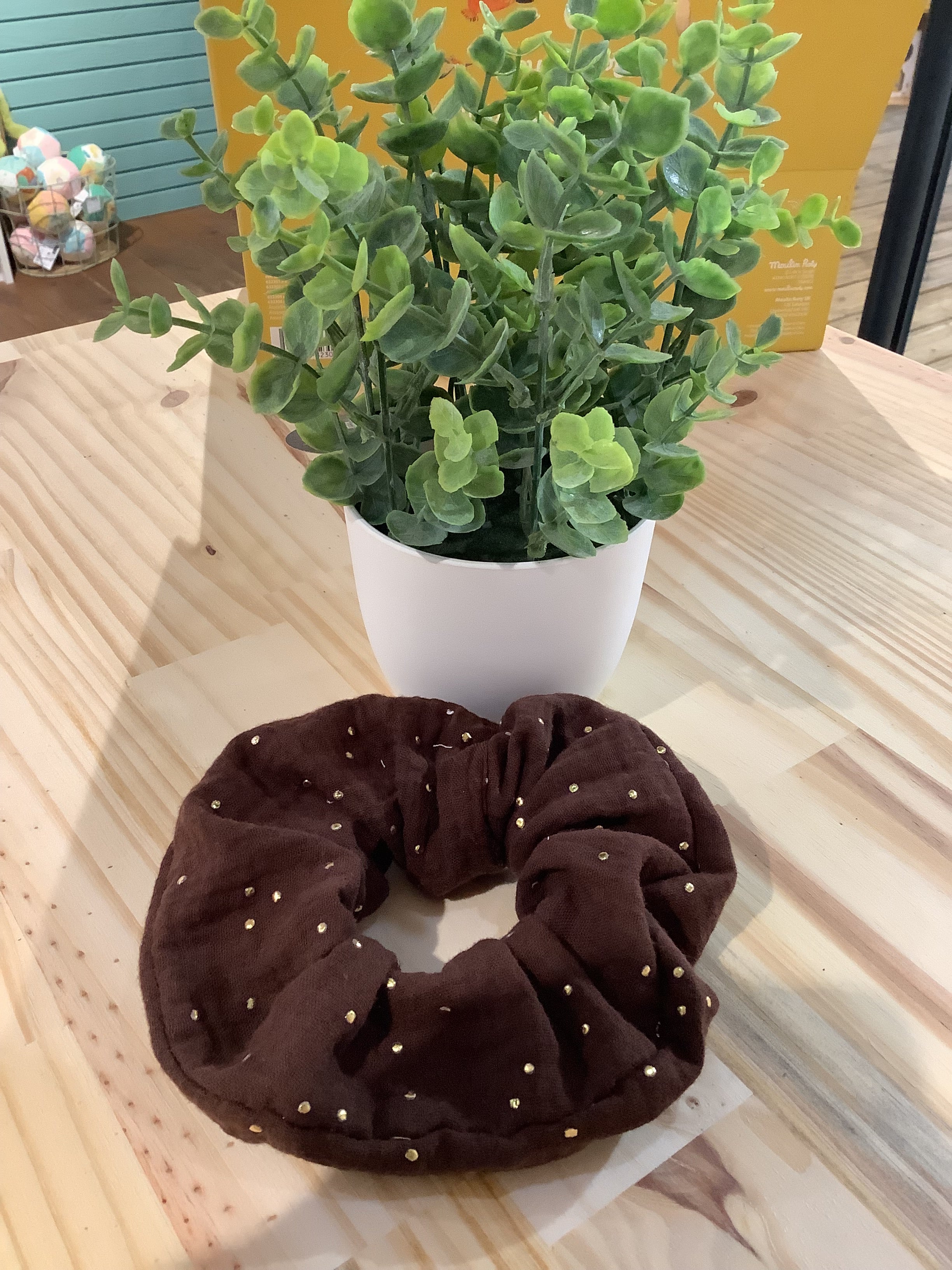 Chouchou chocolat à points doré fait main - l’atelier dyloma