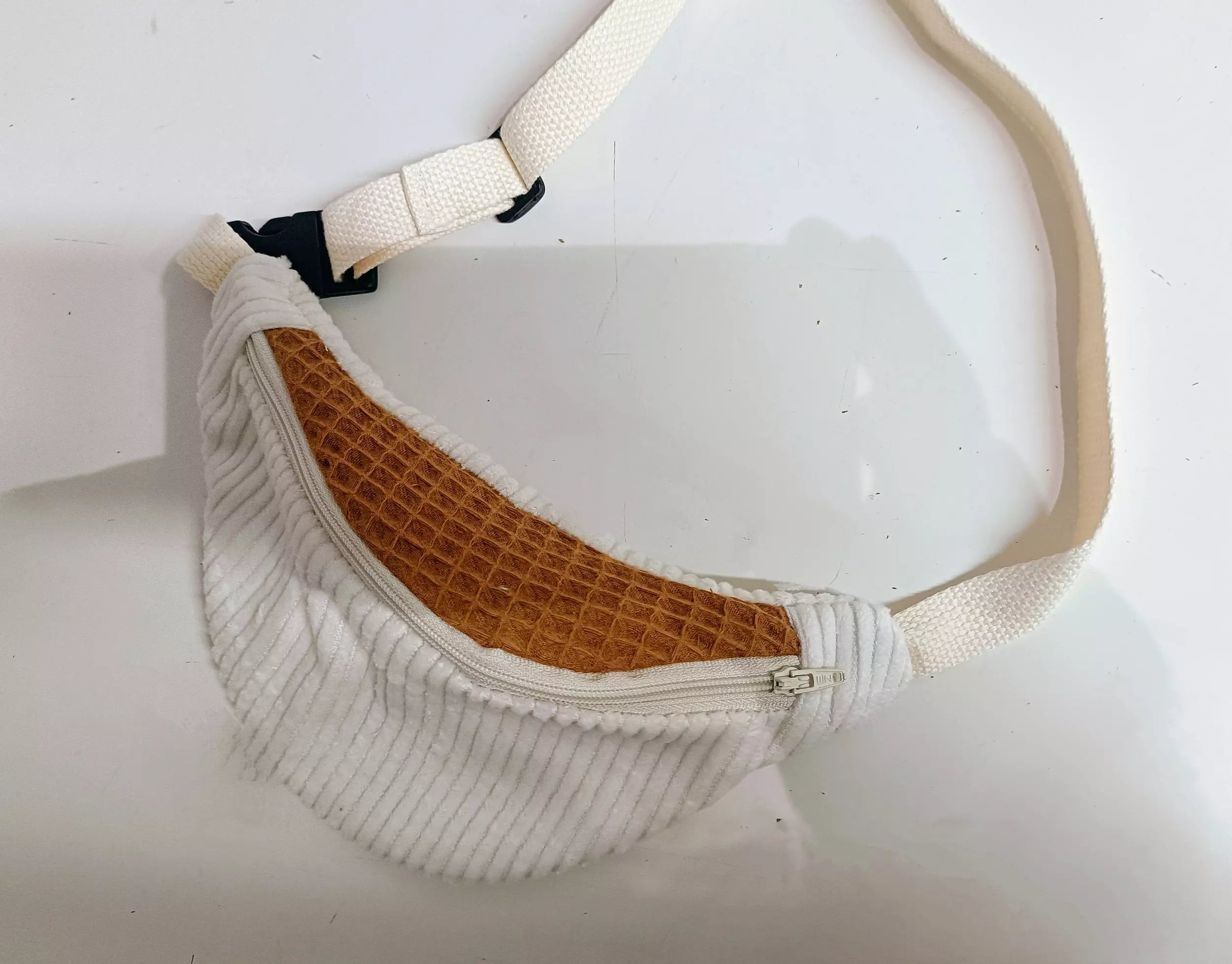 Sac banane enfant camel/velours blanc fait main - L'Atelier Dyloma